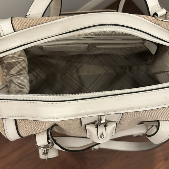 Women’s cream and off-white shoulder bag by London Fog. - Picture 2 of 5